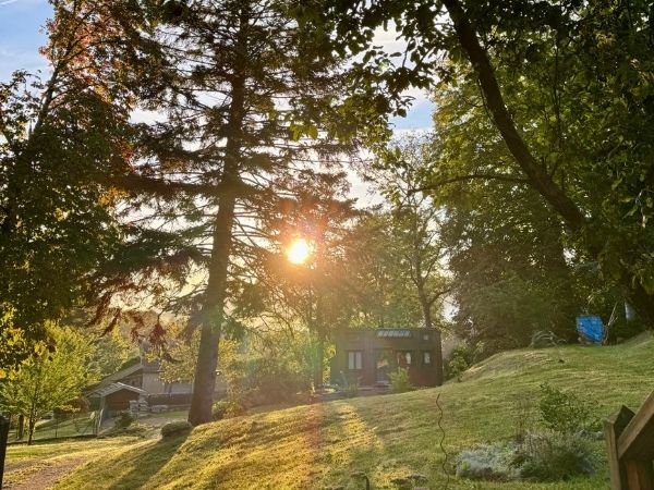 Hébergement airbnb nature près de Besançon en été