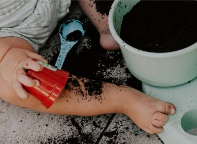 Activité de transvasement avec les enfants